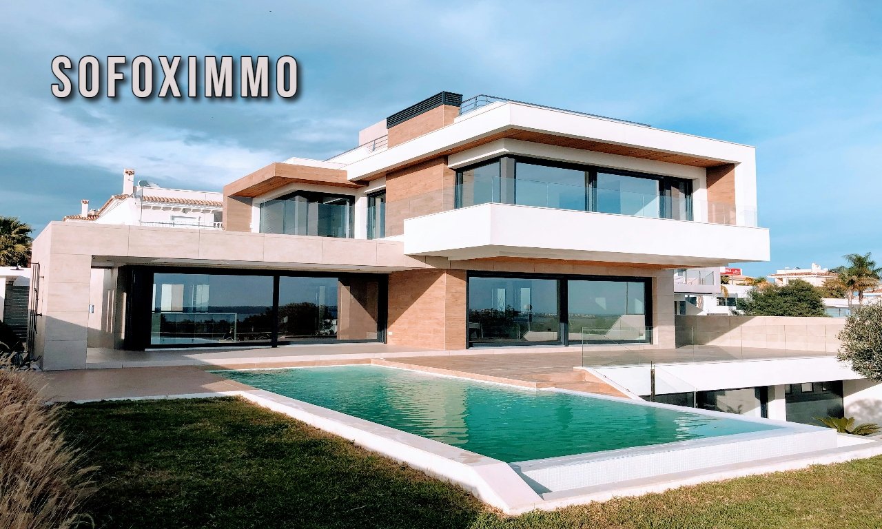 User browsing real estate listings on Sofoximmo